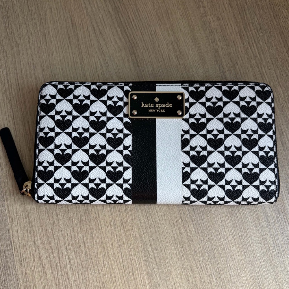 NWOT Kate Spade New York Black White Spade Heart Zip Around Wallet
